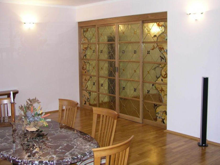 Перегородка для гостиной с цветным стеклом и декоративными вставками Гомель