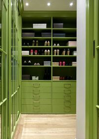 Г-образная гардеробная комната в зеленом цвете Гомель