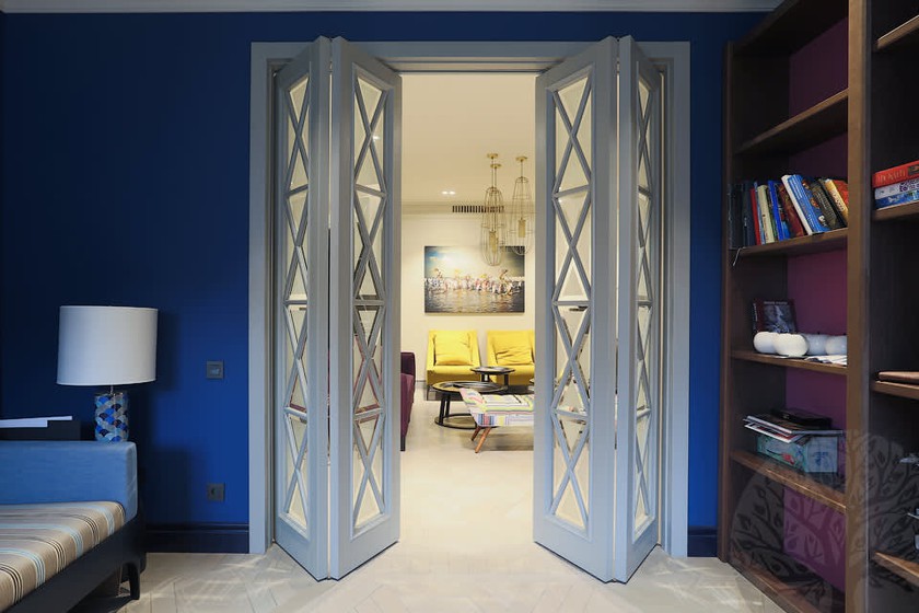 Двери гармошка  для гостиной со стеклами с разделителями Гомель